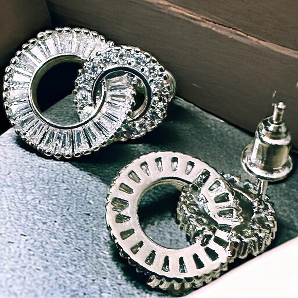 NEW Silver Double Locked Interlocking Circles Diamonte Crystal Earrings - Picture 15 of 16